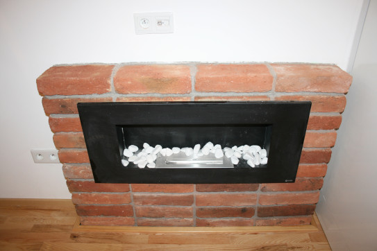 Moderní krb pro romantickou atmosféru