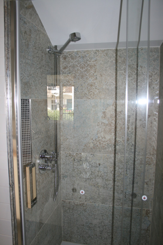 s prostorným sprchovým koutem